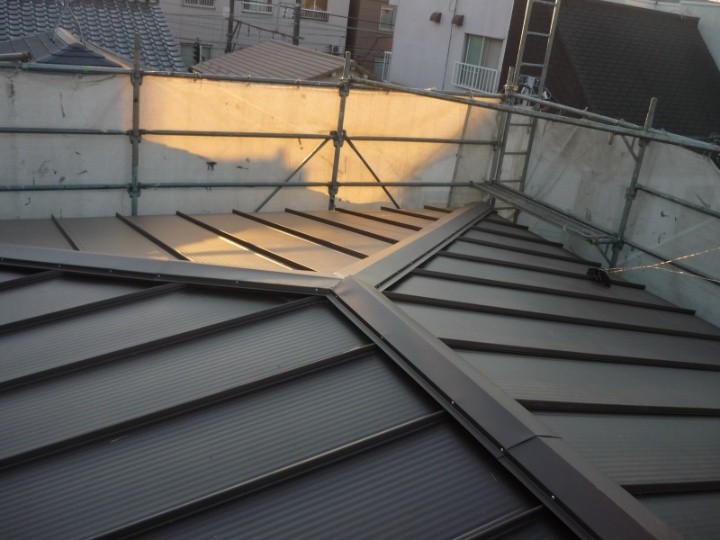 倉庫の屋根を「立平葺きさざなみ」へ葺き替え工事した外観