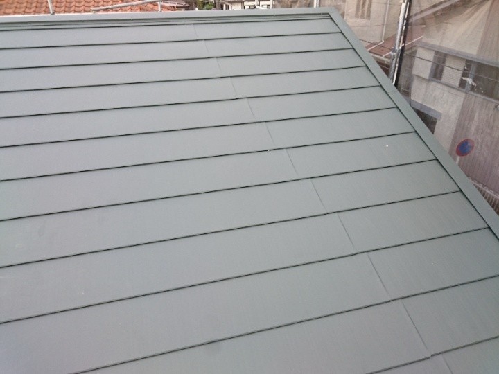 ガルバリウム鋼板平葺ヒランビーを用いた屋根葺き替え工事を実施したお住まい