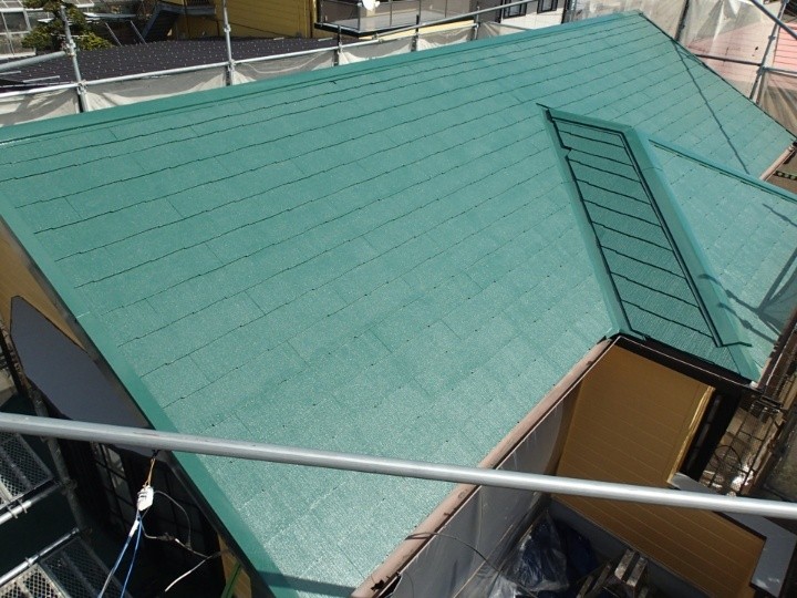 棟板金交換工事と屋根塗装工事を併せて実施した外観