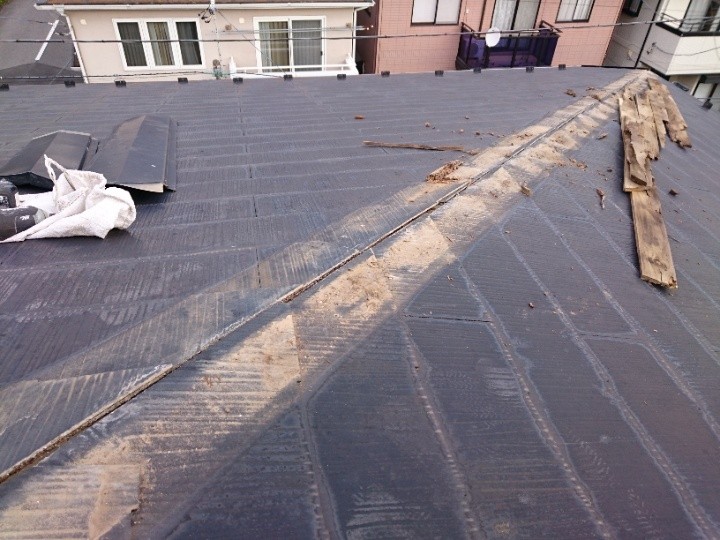 既存の棟板金と貫板の撤去