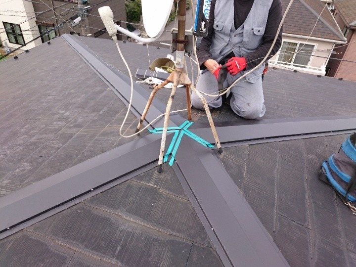 棟板金の設置と防水処理の準備