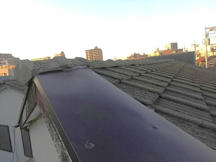 セメント瓦屋根に部分的なカバー工事を実施した外観