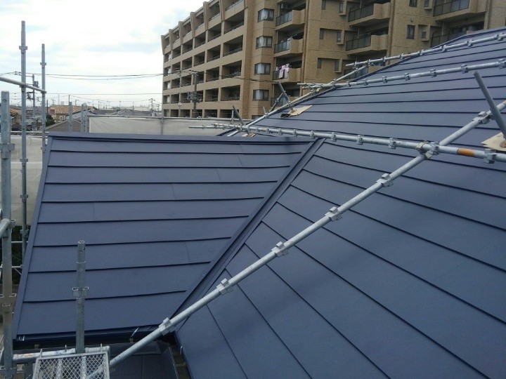 パミールからスーパーガルテクトへ屋根カバー工事した外観