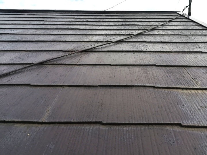 屋根材の傷みと下地への懸念