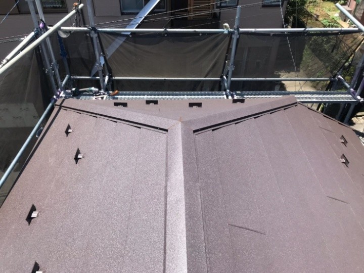 「棟板金」の取り付け作業