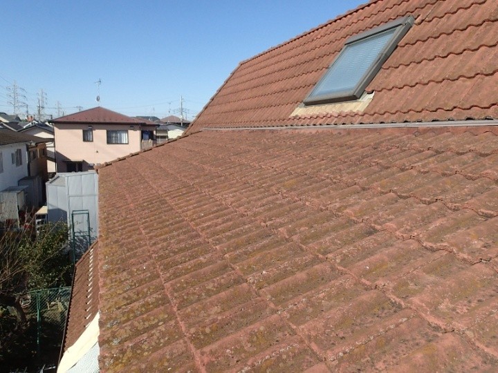 屋根はモニエル瓦