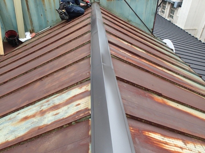 強風被害で飛散した棟板金の交換工事を建物