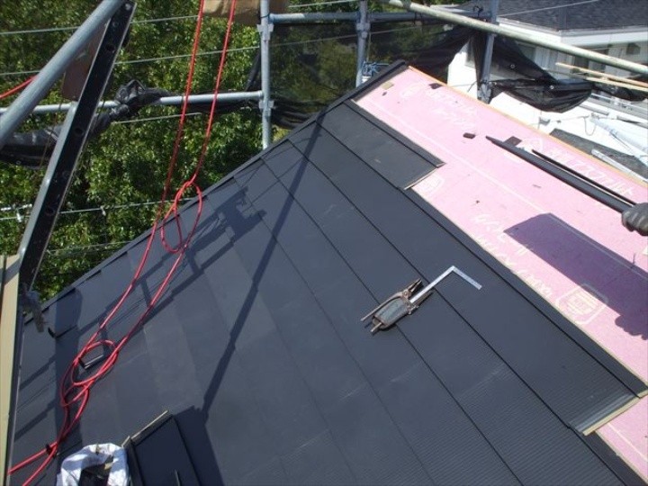 ガルバリウム鋼板屋根材の施工