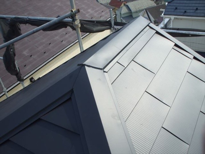 新しい棟板金の取り付け