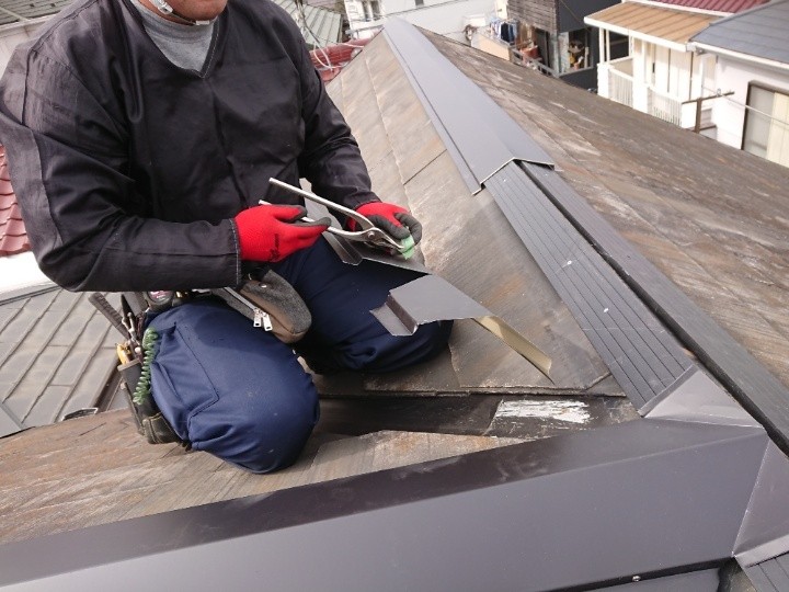 現場加工による棟板金の調整