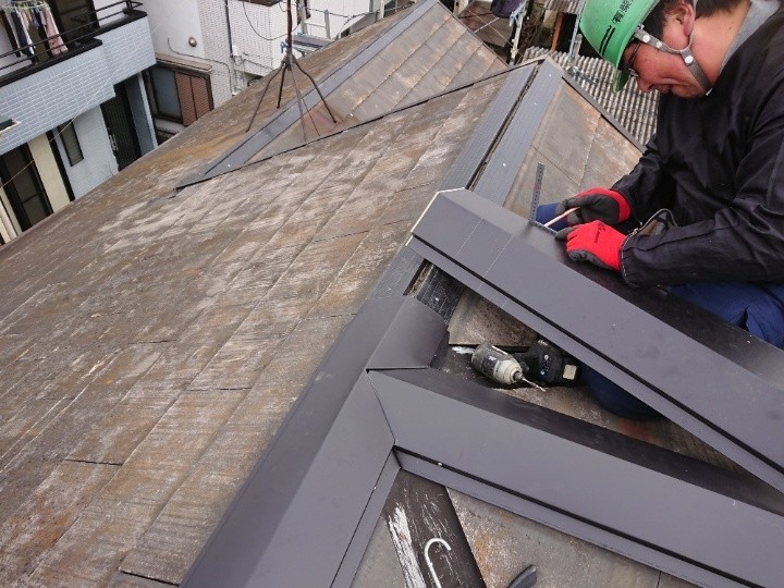 仕上げの棟板金取り付けと最終固定