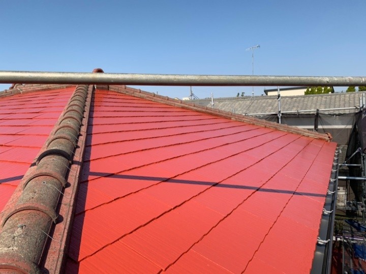 屋根にファインパーフェクトベストを用いて塗装工事した外観