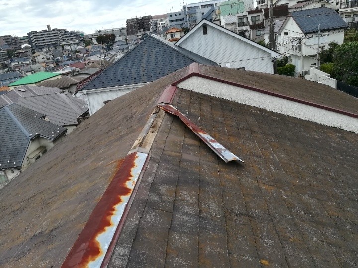 外れかかった棟板金の確認
