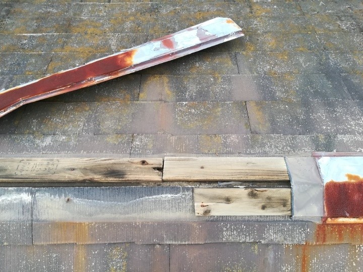 剥離した貫板の状況