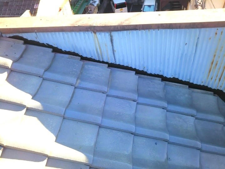 瓦屋根に「部分葺き直し工事と棟瓦補修工事」を併せて実施した外観