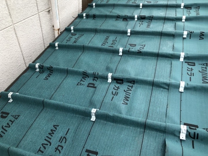 既存屋根の上に防水シートを敷設