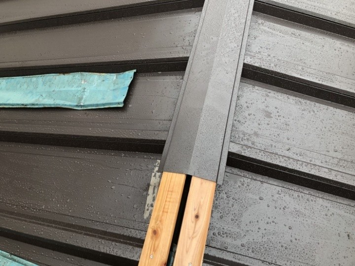 新しい棟板金の取り付け