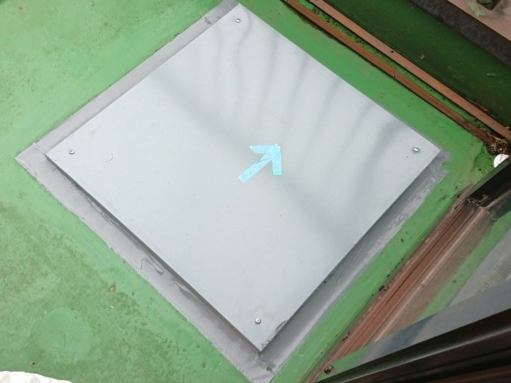 避難ハッチの板金カバー工法が竣工した外観