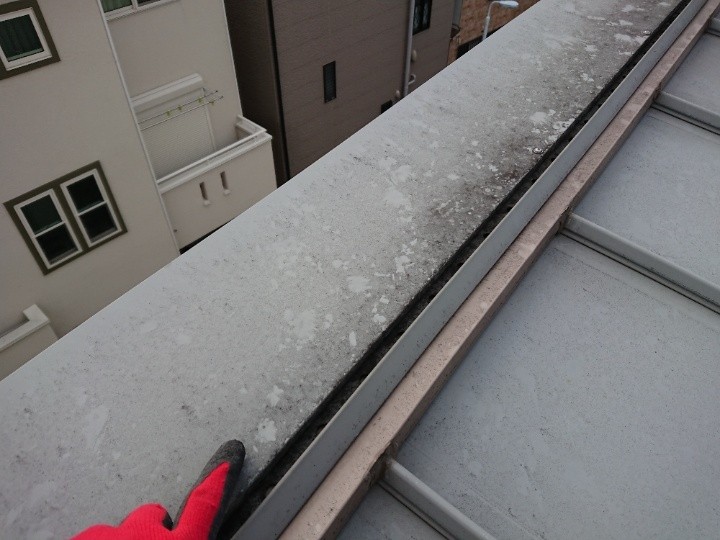 調査写真①　軒先板金と雨樋周辺の状況