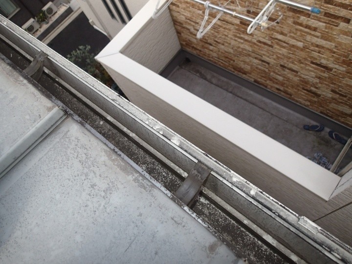 調査写真②　雨樋のずれと支持金具の状態