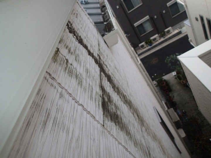 調査写真④　外壁に残る雨だれ痕