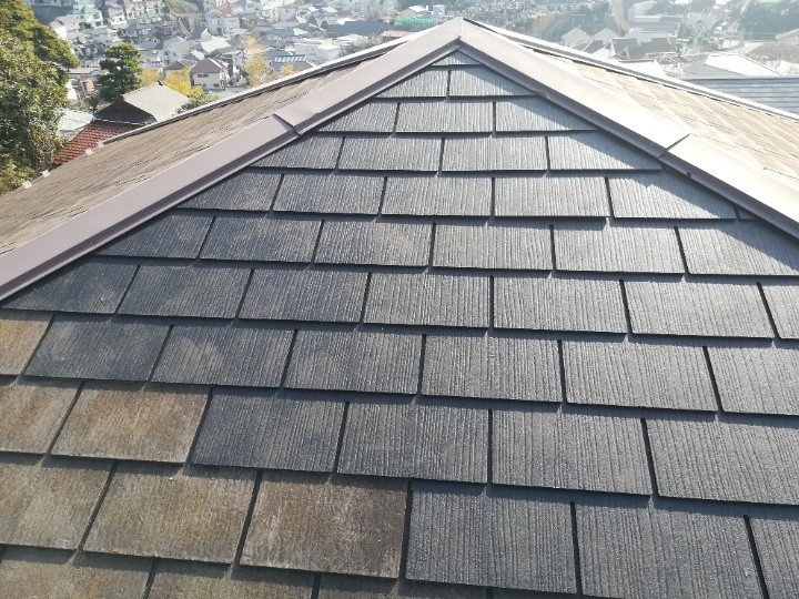 天窓の撤去とスレート屋根葺き替え工事を併せて実施した住居