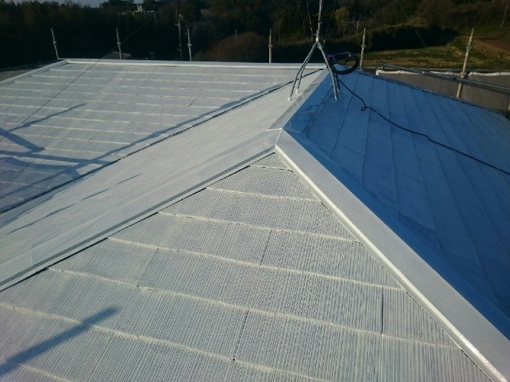 屋根の下塗り作業