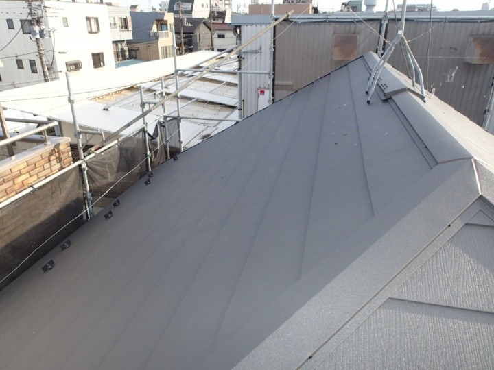 スーパーガルテクト屋根へカバー工事（工法）を施工した外観