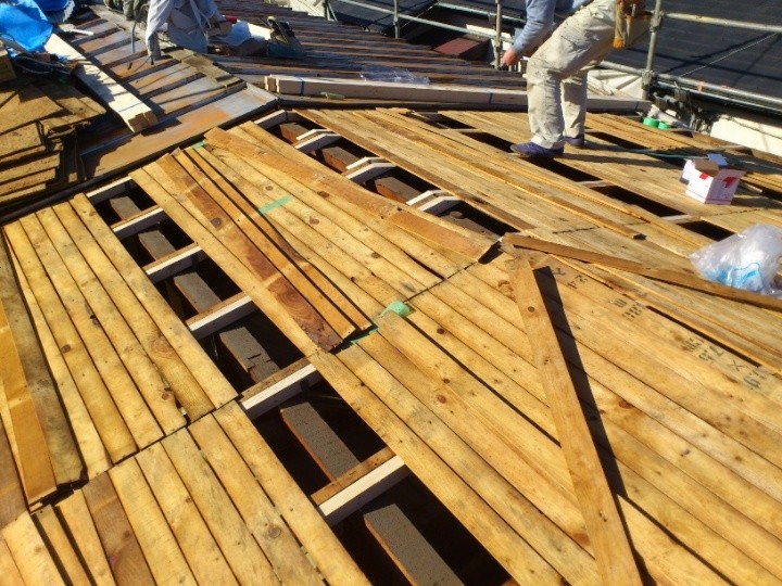 既存屋根材の撤去と下地の露出