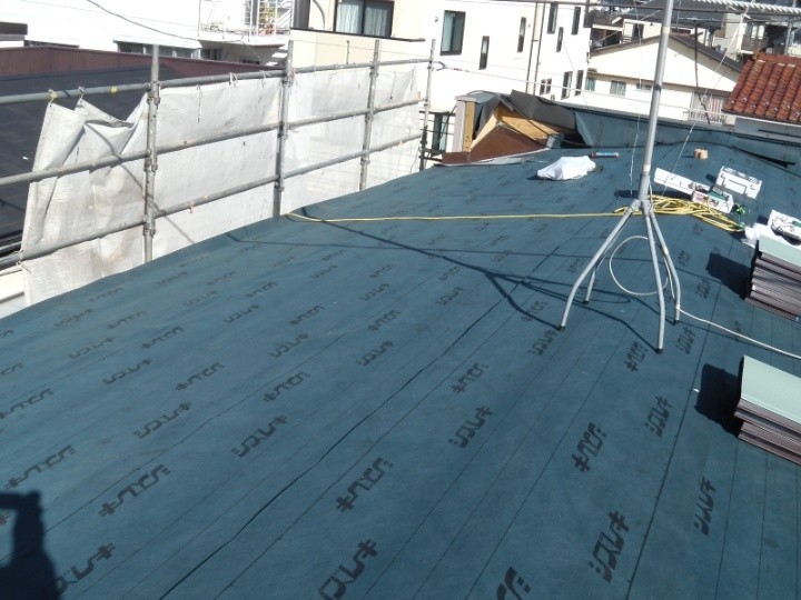 新しい屋根材の施工開始