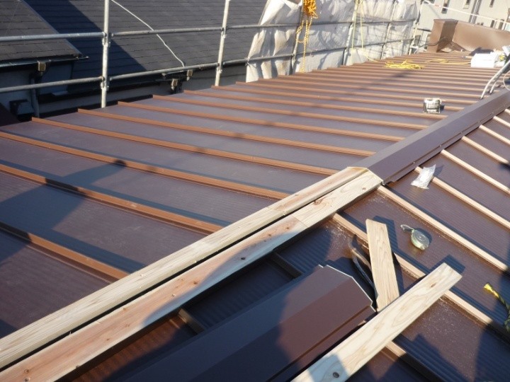 仕上げの固定と棟部分の施工