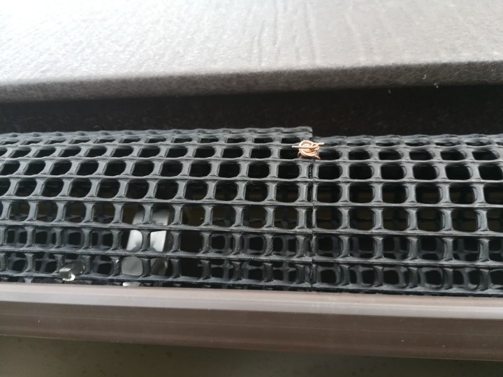 雨樋に落ち葉よけネットを設置した外観