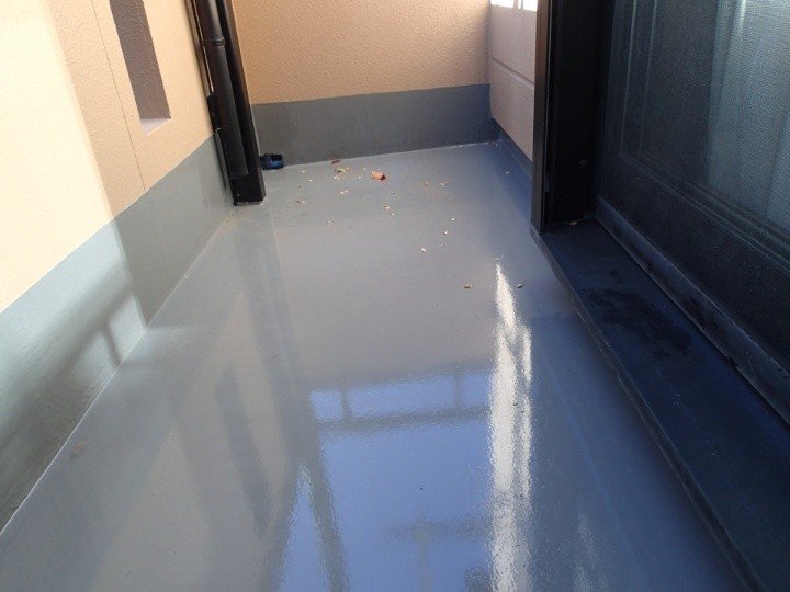 ＦＲＰ防水上のタイルベランダに通気緩衝工法とウレタン防水工事を施工したお住まい