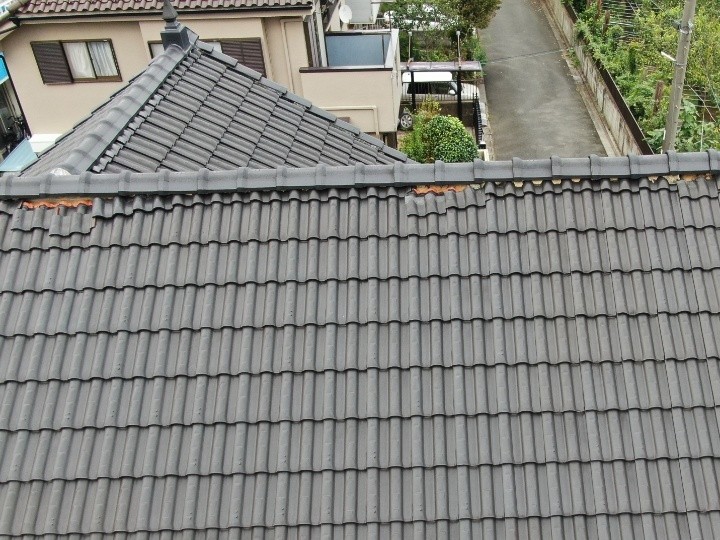 棟際でズレの発生している洋瓦