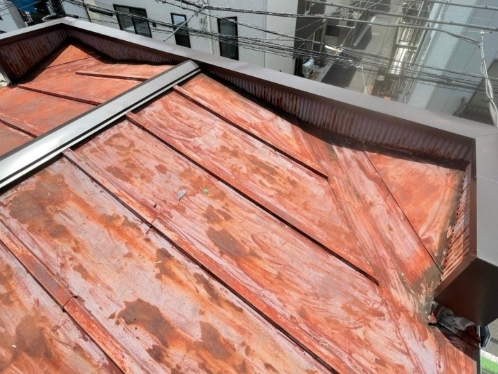 「棟板金とパラペット笠木」の交換工事した外観