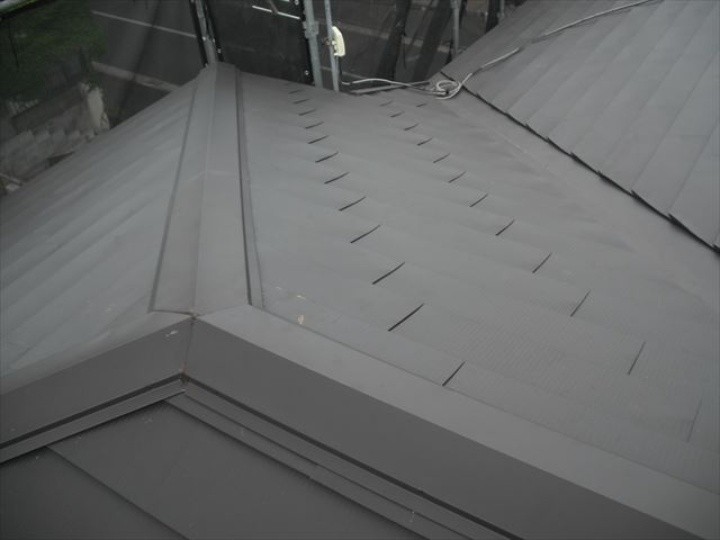 ガルバリウム鋼板を用いた屋根カバー工法を実施した外観