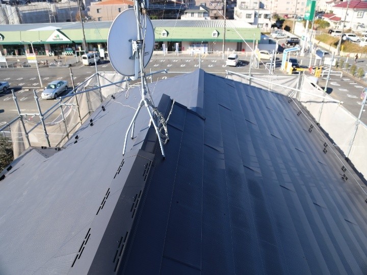 スーパーガルテクトフッ素を用いて葺き替え工事を実施した外観