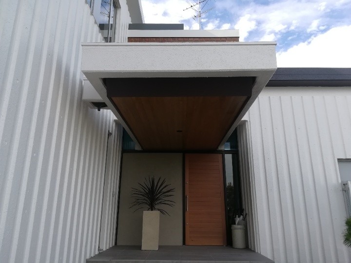 破風板に板金（ガルバリウム鋼板）を用いてカバー工法を実施した外観