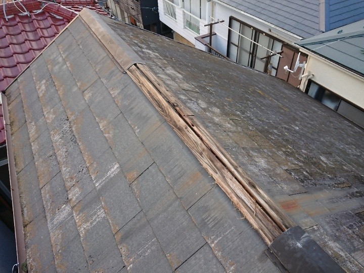 棟板金が外れ貫板が露出している様子