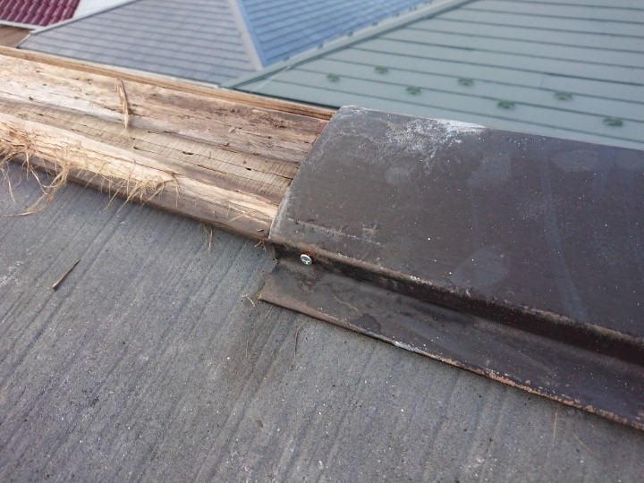 めくれた板金と釘の浮き