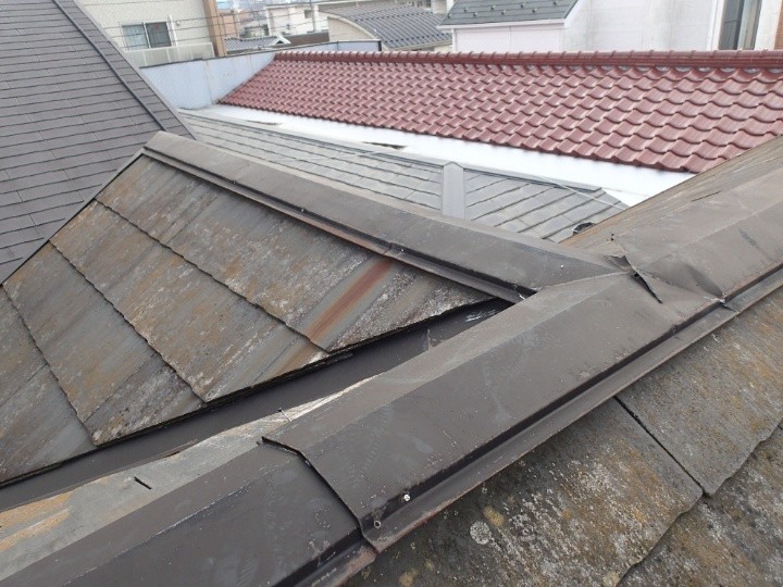 谷部分周辺の板金の歪み