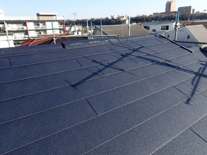 スーパーガルテクトを採用して屋根カバー工事を実施した住居