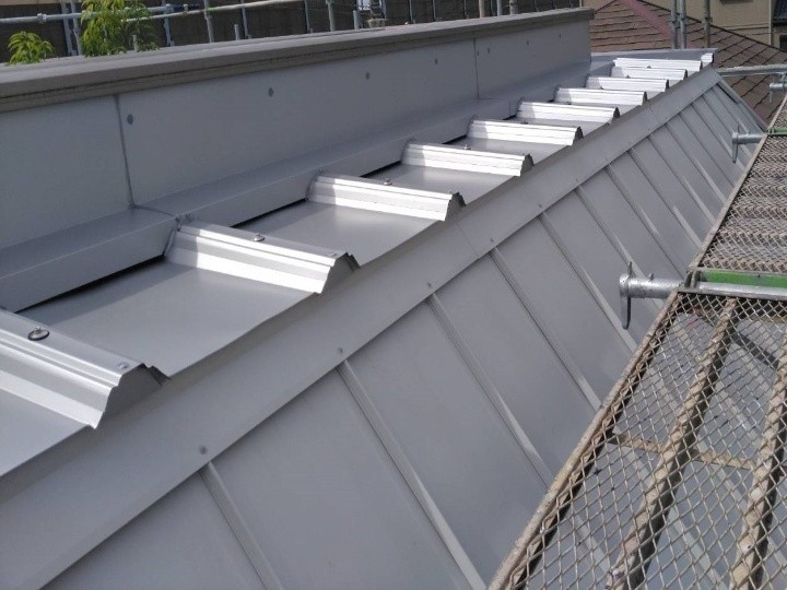 「斜壁と瓦棒屋根」のカバー工事を併せて実施した外観