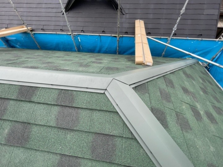 棟板金の取り付けと仕上げ