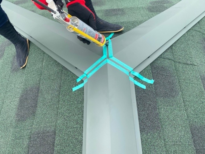 板金の繋ぎ目にシーリング処理