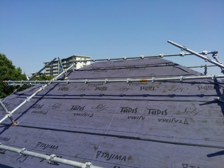 既存屋根の上に防水シートを敷設