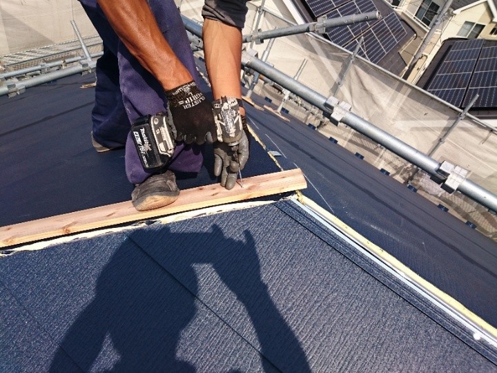 棟下地の設置作業