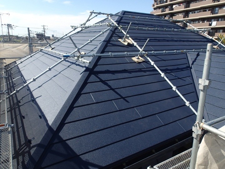 スーパーガルテクトを用いた屋根カバー工法（工事）を実施したお住まい