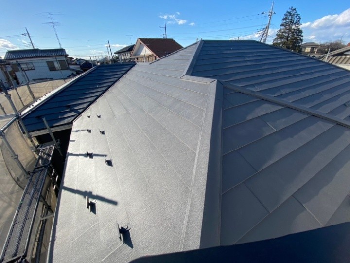 金属屋根材スーパーガルテクトを用いてカバー工事したアパートの外観