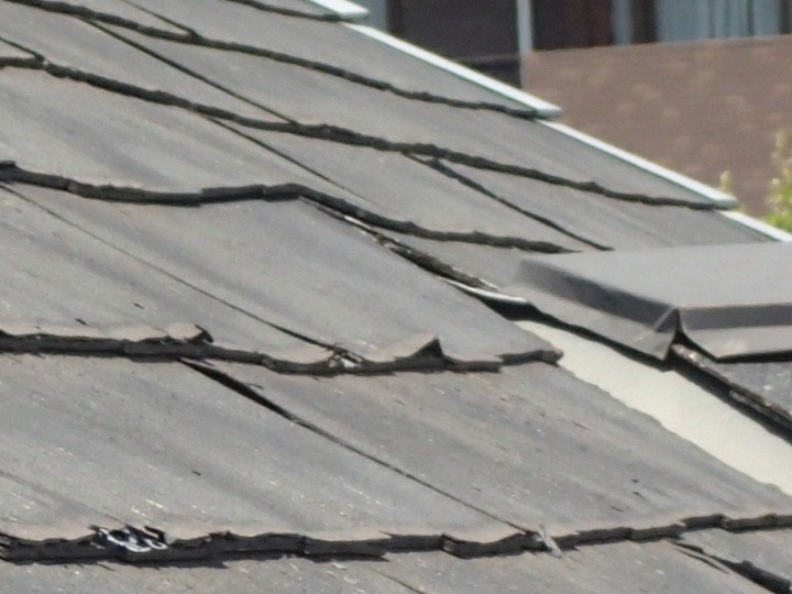 著しい反りと欠けが発生した面